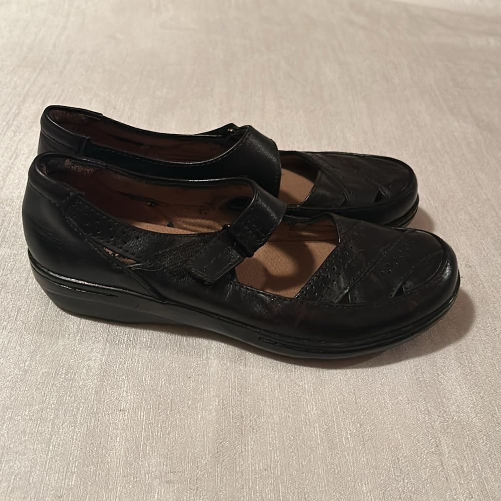 Clarks Collection Rounded Toe Cut Out Loafers - Picture 4 of 6